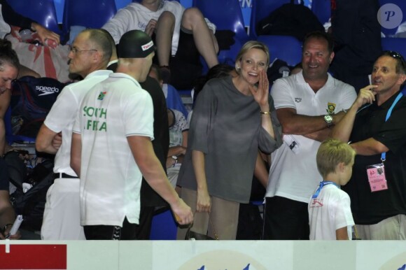 Déchaînée au sein de l'équipe d'Afrique du Sud ! La princesse Charlene de Monaco, radieuse et dans son élément, a pris part avec le prince Albert, le 9 juin 2012 au stade Louis II, au meeting international de natation de Monaco, étape du circuit Mare Nostrum. C'est lors de l'édition 2000 de la manifestation sportive que le souverain du Rocher et la nageuse sud-africaine s'étaient rencontrés pour la première fois.