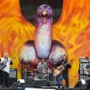 Une scénographie toujours aussi couillue... Tenacious D (Jack Black et Kyle Gass) en concert au Download Festival en Angleterre, le 9 juin 2012, avec leur nouvel album Rize of the Fenix.