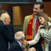 Après le match nul, on se quitte bons amis, entre couple princier espagnol et président italien...
Le prince Felipe et la princesse Letizia d'Espagne ont vibré en choeur lors du match Espagne-Italie lors de l'Euro 2012, le 10 juin à Gdansk (Pologne). La Roja et la Squadra Azzurra, pour leur entrée dans la compétition, ont fait un sepctaculaire match nul, 1-1.