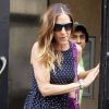 Sarah Jessica Parker, stylée dans une robe bleu marine à pois, sort d'un bâtiment dans le Meatpacking District. New York, le 11 juin 2012.