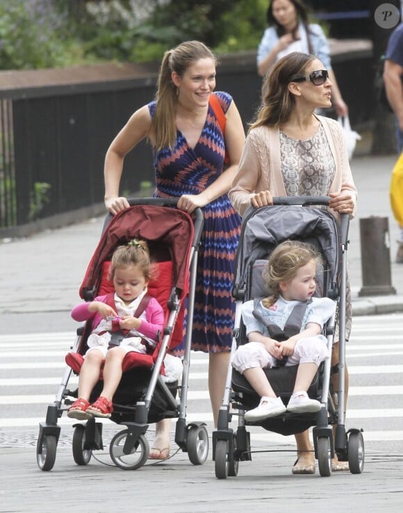 Sarah Jessica Parker, avec l'aide de sa nounou, accompagne ses deux filles Marion (dans la poussette grise) et Tabitha (dans la rouge) à l'école. New York, le 11 juin 2012.