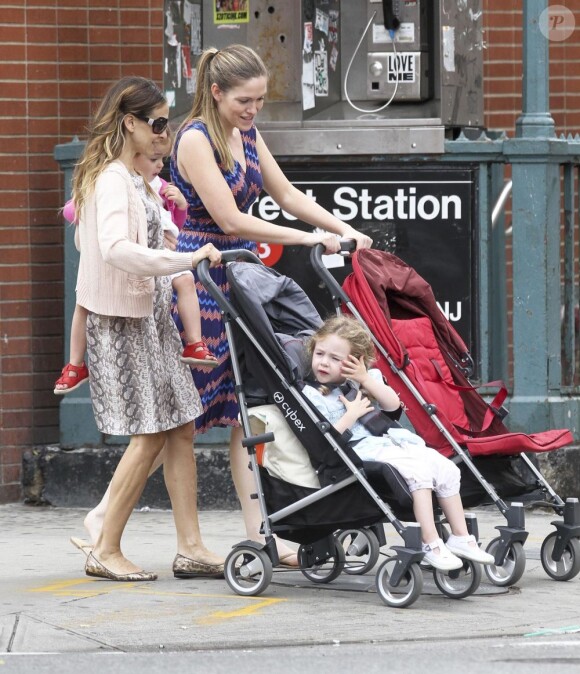 Sarah Jessica Parker, avec l'aide de sa nounou, escorte ses deux filles Marion (dans la poussette) et Tabitha (dans les bras de sa maman) à l'école. New York, le 11 juin 2012.