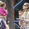 Sarah Jessica Parker et sa fille Tabitha (dans les bras de sa nounou) dégustent des myrtilles à New York, le 11 juin 2012.