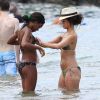 Rocsi Diaz, la nouvelle chérie d'Eddie Murphy, et la fille de l'acteur, à la plage à Maui, sur l'île de Hawaï, le 11 juin 2012