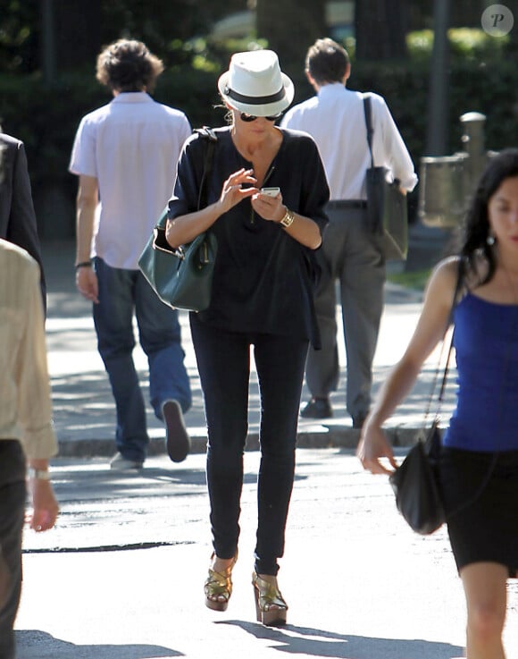 Sharon Stone se promène dans les rues de Madrid, le 13 juin 2012.