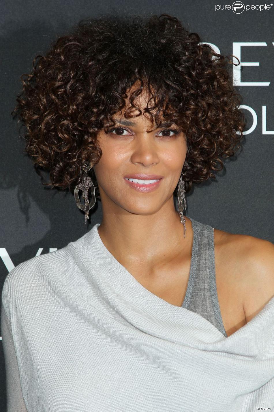 Depuis quelques semaines, Halle Berry a décidé de porter un carré boule ...