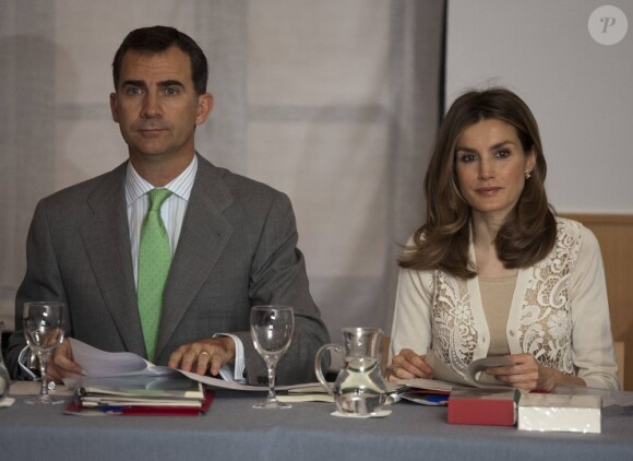 Felipe et Letizia d'Espagne lors d'une rencontre avec les représentants du logement étudiant, le 4 juin 2012 à Madrid.
