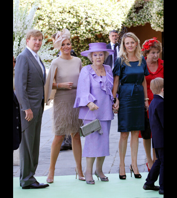 La reine Beatrix, la princesse Mabel, le prince Willem-Alexander et la princesse Maxima lors du mariage de Maria-Carolina de Bourbon-Parme et son compagnon Albert Brenninkmeijer, en la Basilique San Miniato de Florence, le 16 juin 2012