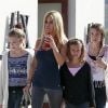 Shauna Sand se rend dans un magasin Armani, le jeudi 14 juin, à Los Angeles, en compagnie de ses trois filles.
