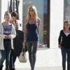 Shauna Sand se rend dans un magasin Armani, le jeudi 14 juin, à Los Angeles, en compagnie de ses trois filles.