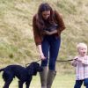 Kate Middleton, duchesse de Cambridge, assiste avec son chien Lupo à un match caritatif de polo auquel les princes William et Harry participent, à Westonbirt, le 17 juin 2012