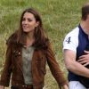 Kate Middleton, duchesse de Cambridge, assiste avec son chien Lupo à un match caritatif de polo auquel les princes William et Harry participent, à Westonbirt, le 17 juin 2012. La duchesse de Cambridge félicite son homme après le match