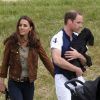 Kate Middleton, duchesse de Cambridge, assiste avec son chien Lupo à un match caritatif de polo auquel les princes William et Harry participent, à Westonbirt, le 17 juin 2012. La duchesse de Cambridge félicite son homme après le match