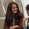 La ravissante Kate Middleton, duchesse de Cambridge, assiste avec son chien Lupo à un match caritatif de polo auquel les princes William et Harry participent, à Westonbirt, le 17 juin 2012