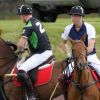 Les princes William et Harry participent à un match de polo, à Westonbirt, le 17 juin 2012