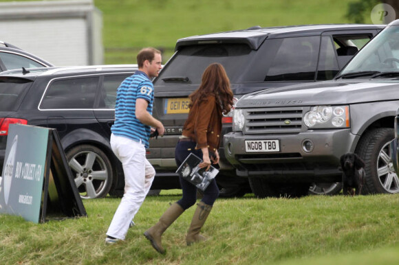 Kate Middleton, duchesse de Cambridge, assiste avec son chien Lupo à un match caritatif de polo auquel les princes William et Harry participent, à Westonbirt, le 17 juin 2012. Kate félicite son mari le prince William