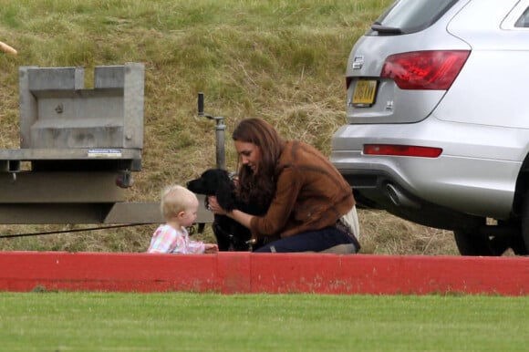 Kate Middleton, duchesse de Cambridge, assiste avec son chien Lupo à un match caritatif de polo auquel participent les princes William et Harry, à Westonbirt, le 17 juin 2012