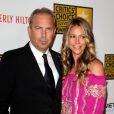 Kevin Costner et sa femme Christina Baumgartner lors des Critics Choice Awards, le 18 juin 2012 à Los Angeles.