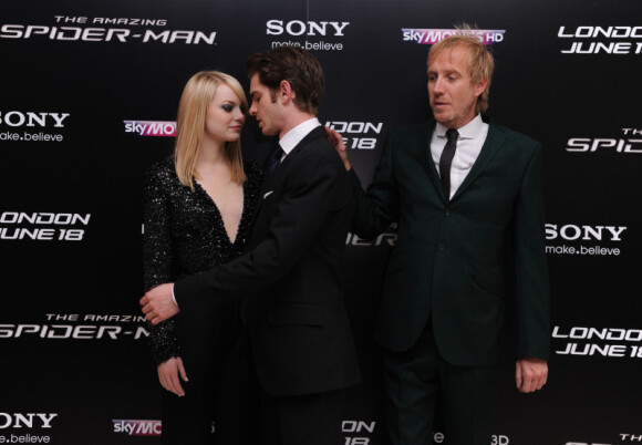 Emma Stone, Andrew Garfield et Rhys Ifans lors de l'avant-première du film The Amazing Spider-man à Londres le 18 juin 2012