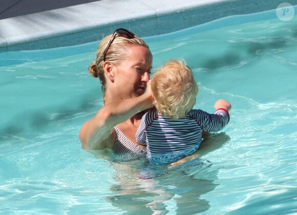 James Corden, sa fiancée Julia et leur fils Max, en vacances à Miami le 18 juin 2012