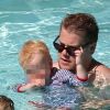 Max, le fils de James Corden, tente de lui voler ses lunettes devant sa maman Julia, en vacances à Miami le 18 juin 2012
