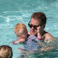 Max, le fils de James Corden, tente de lui voler ses lunettes devant sa maman Julia, en vacances à Miami le 18 juin 2012