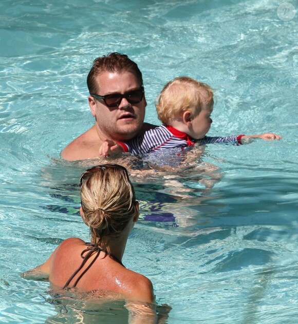 James Corden, sa fiancée Julia et leur fils Max, en vacances à Miami le 18 juin 2012