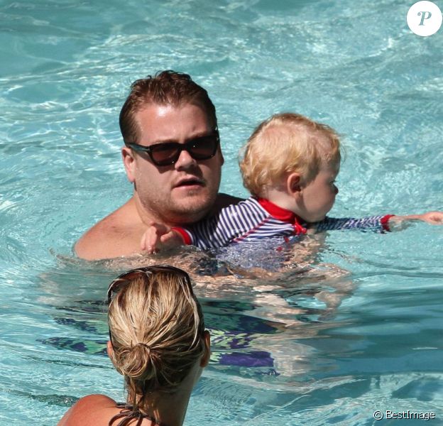 James Corden, sa fiancée Julia et leur fils Max, en vacances à Miami le 18 juin 2012