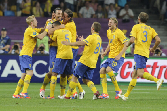 Zlatan Ibramivotich félicité par ses coéquipiers lors du match de l'équipe de France perdu face à la Suède le 19 juin 2012 à Kiev en Ukraine (2-0)