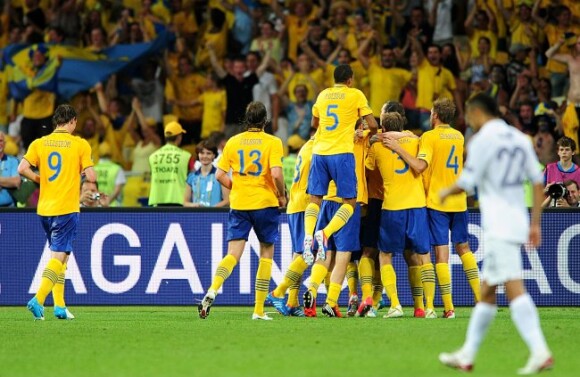 Les Suédois célèbrent leur victoire face à l'équipe de France le 19 juin 2012 à Kiev en Ukraine (2-0)