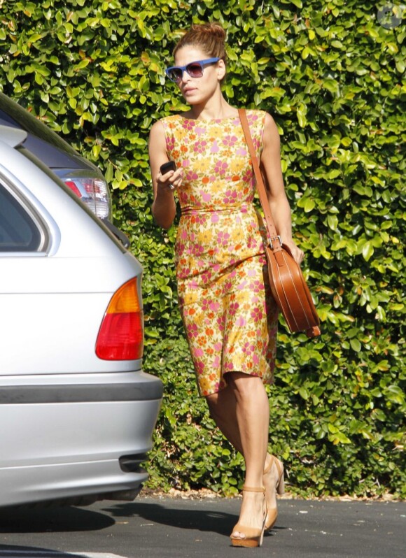 Eva Mendes dans les rues de Los Angeles et fidèle à son look rétro. La star a décidé de s'offrir des fleurs pour habiller son intérieur. Le 19 juin 2012