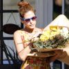 Eva Mendes dans les rues de Los Angeles et fidèle à son look rétro. La star a décidé de s'offrir des fleurs pour habiller son intérieur. Le 19 juin 2012
