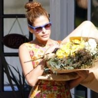 Eva Mendes : Look rétro et immense bouquet de fleurs, l'actrice est aux anges