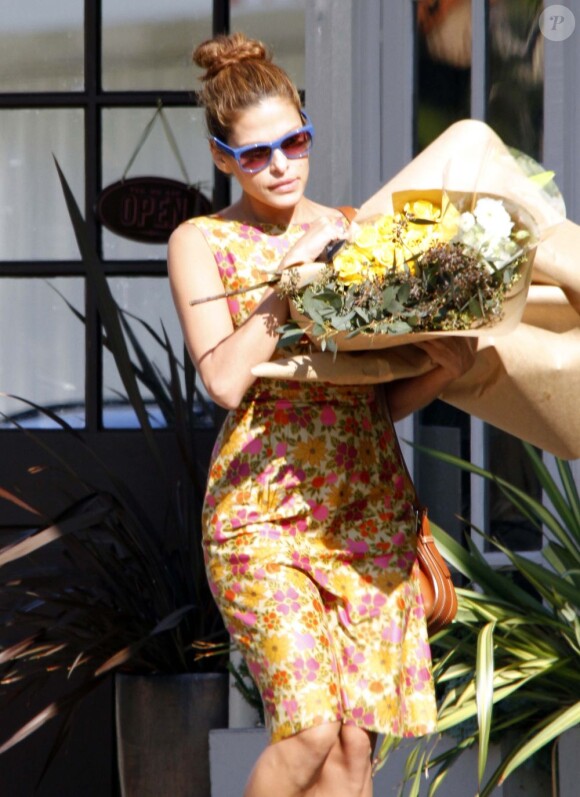 Eva Mendes dans les rues de Los Angeles et fidèle à son look rétro. La star a décidé de s'offrir des fleurs pour habiller son intérieur. Le 19 juin 2012