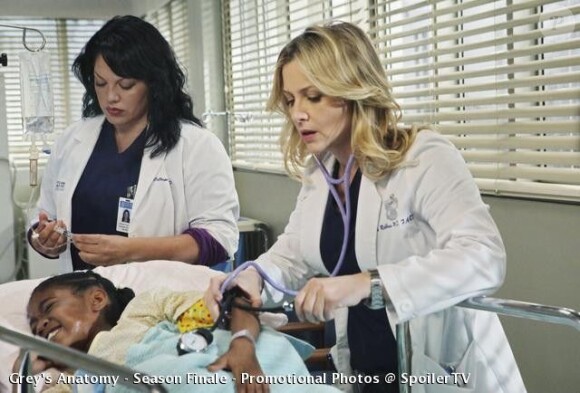 Jessica Capshaw (Dr Robbins) et Sara Ramirez (Dr Torres) dans Grey's Anatomy.