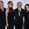 Jessica Capshaw, sa maman Kate Capshaw et Steven Spielberg, sa demi-soeur Sasha Spielberg à Los Angeles, le 21 janvier 2012.