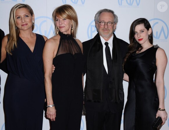 Jessica Capshaw, sa maman Kate Capshaw et Steven Spielberg, sa demi-soeur Sasha Spielberg à Los Angeles, le 21 janvier 2012.
