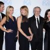 Christopher Gavigan, sa femme Jessica Capshaw, Kate Capshaw et Steven Spielberg, Sasha Spielberg à Los Angeles, le 21 janvier 2012.