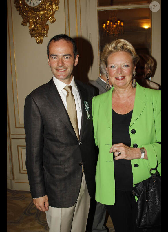 Franck Ferrand et la princesse Bourbon des Deux-Siciles, à l'occasion de la remise des insignes de Chevalier dans l'Ordre des arts et des lettres au premier, le 20 juin 2012 à l'hôtel Plaza à Paris.