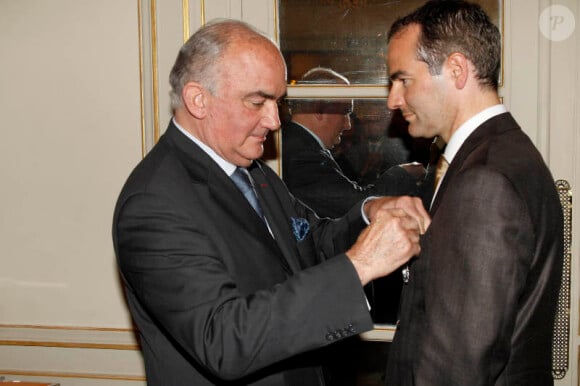 Le comte Jean des Cars et Franck Ferrand à l'occasion de la remise des insignes de Chevalier dans l'Ordre des arts et des lettres au second, le 20 juin 2012 à l'hôtel Plaza à Paris.