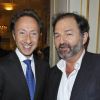 Stéphane Bern et Denis Olivennes, à l'occasion de la remise des insignes de Chevalier dans l'Ordre des arts et des lettres à Franck Ferrand, le 20 juin 2012 à l'hôtel Plaza à Paris.
