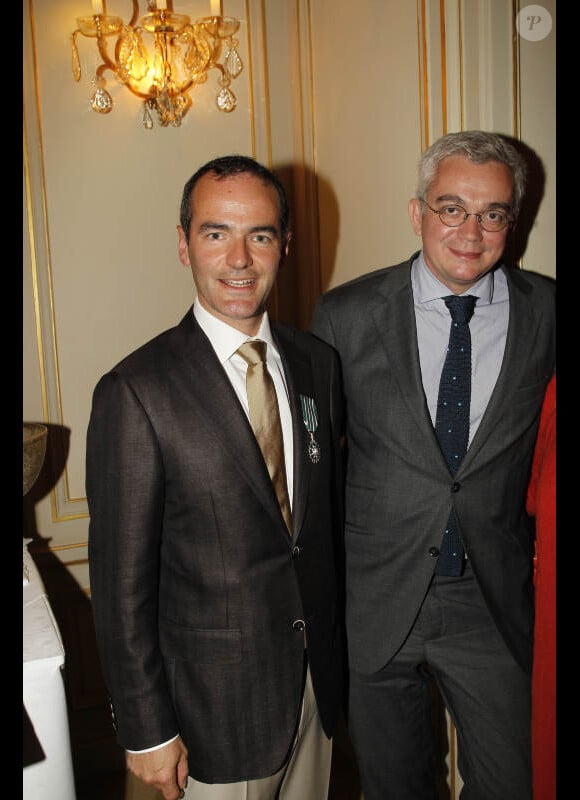 Franck Ferrand et Adrien Goetz, à l'occasion de la remise au premier des insignes de Chevalier dans l'Ordre des arts et des lettres, le 20 juin 2012 à l'hôtel Plaza à Paris.