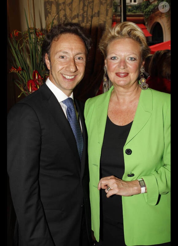 Stéphane Bern et la princesse Beatrice de Bourbon des Deux-Siciles à l'occasion de la remise des insignes de Chevalier dans l'Ordre des arts et des lettres à Franck Ferrand, le 20 juin 2012 à l'hôtel Plaza à Paris.