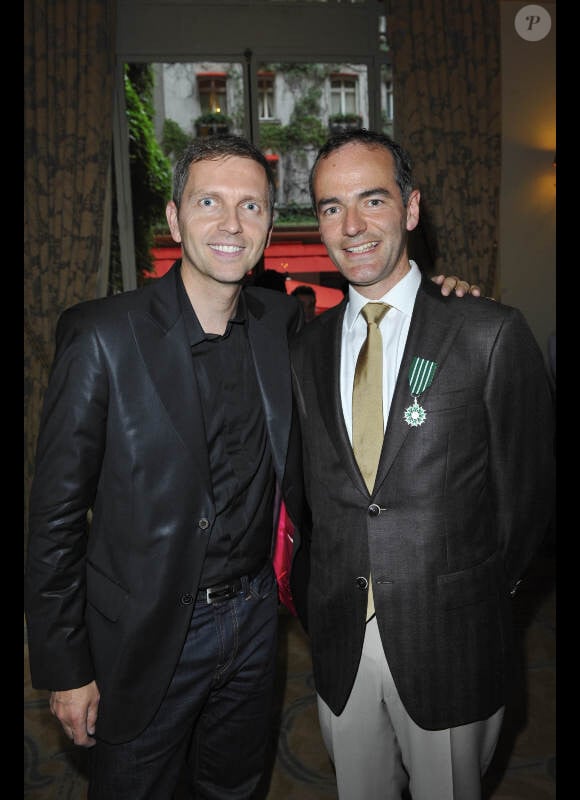 Thomas Hugues et Franck Ferrand à l'occasion de la remise au second des insignes de Chevalier dans l'Ordre des arts et des lettres, le 20 juin 2012 à l'hôtel Plaza à Paris.