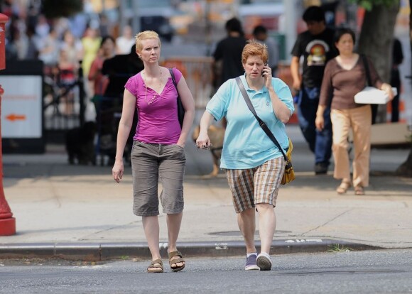 Préoccupées, Cynthia Nixon et sa femme Christine Marinoni à New York le 20 juin 2012