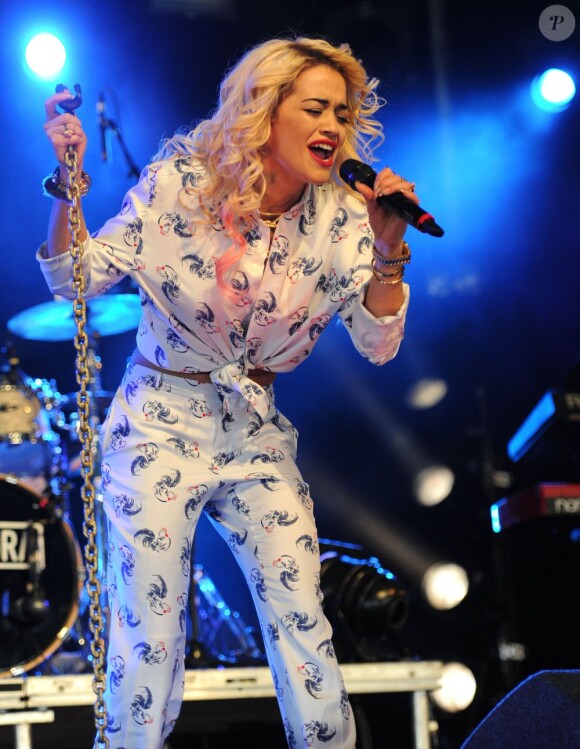 Rita Ora la nouvelle protégée de Jay-Z sur scène au Festival Hackney Weekend 2012 organisé par la BBC Radio 1. Londres le 23 juin.