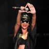 Rihanna heureuse sur scène au Festival Hackney Weekend 2012 organisé par la BBC Radio 1. Londres le 23 juin.