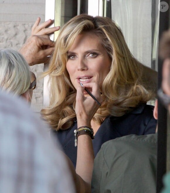Heidi Klum en mode sexy working girl tourne une pub à New York, le 23 juin 2012.
