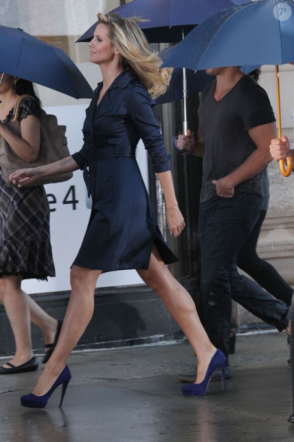 Heidi Klum en mode sexy working girl tourne une pub à New York, le 23 juin 2012.
