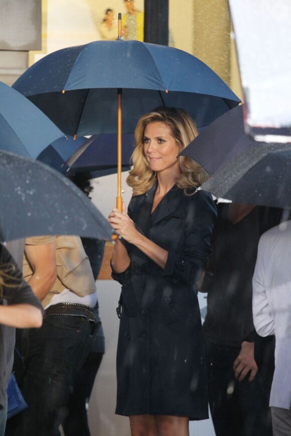 Heidi Klum en mode sexy working girl tourne une pub à New York, le 23 juin 2012.